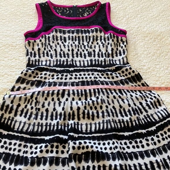 Gorgeous fushia and black and cream sleeveless Ivanka dress - Picture 13 of 16